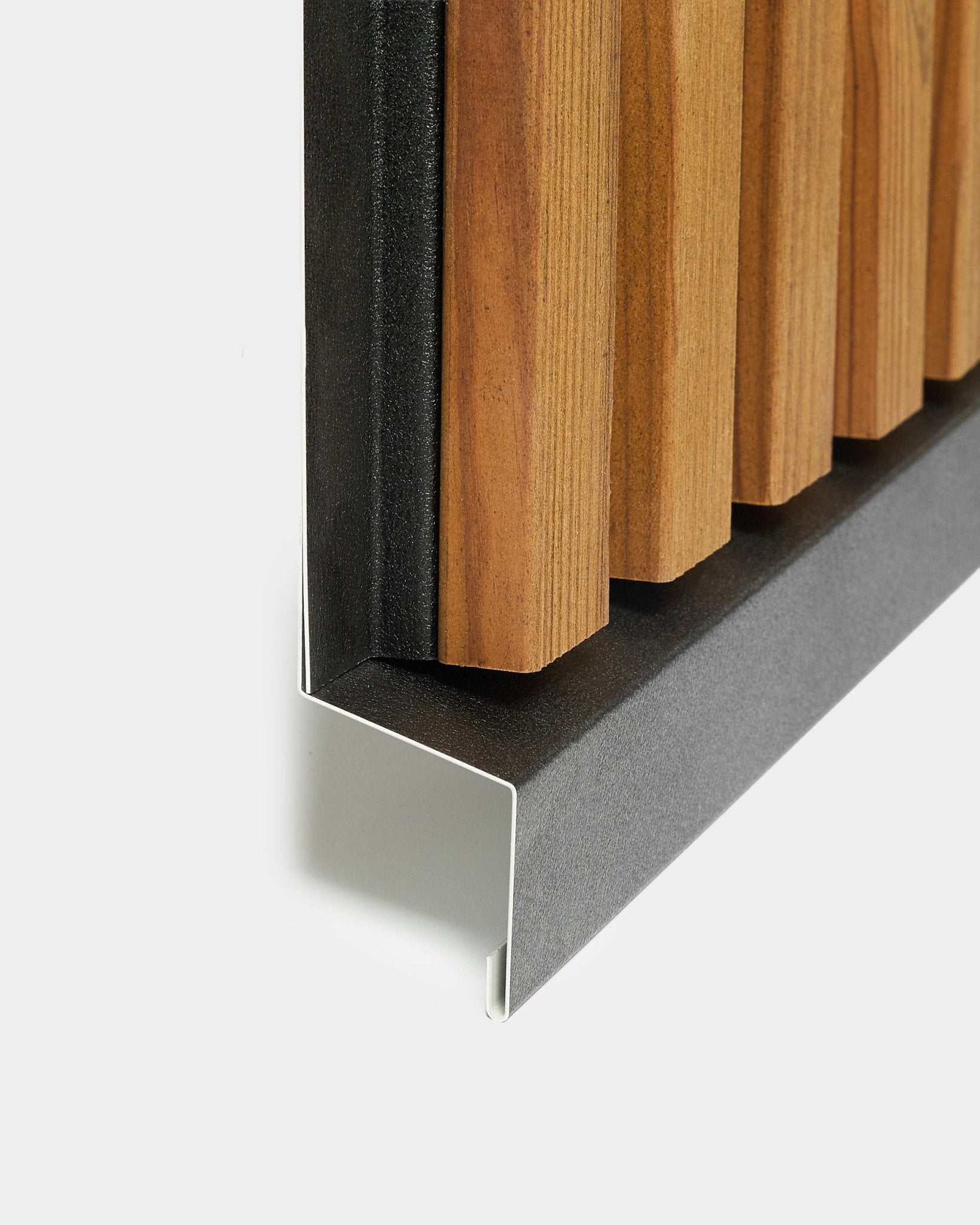 Vue détaillée d’un panneau de façade WoodUpp Aluwood de 240 cm avec des lattes en bois vertical et une finition métallique black, issu de la collection outdoor Nordic.